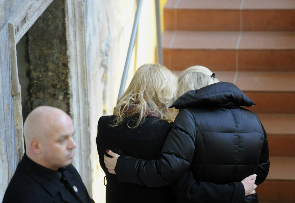 Paní Dagmar v objetí s dcerou Ninou odchází z Pražské křižovatky