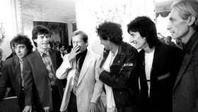 Václav Havel s kapelou Rolling Stones v roce 1990
