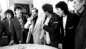 Václav Havel s kapelou Rolling Stones v roce 1990