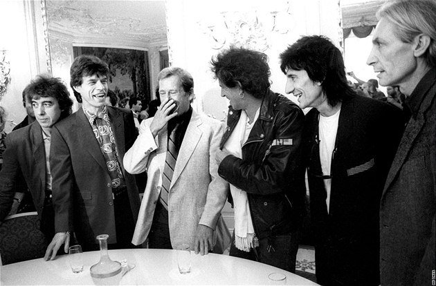 Václav Havel s kapelou Rolling Stones v roce 1990