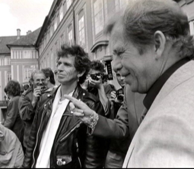 Václav Havel s kapelou Rolling Stones v roce 1990