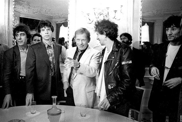 Václav Havel s kapelou Rolling Stones v roce 1990