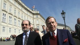 Václav Havel se Salmanem Rushdiem na Hradě, 2001. Setkali se vícekrát.