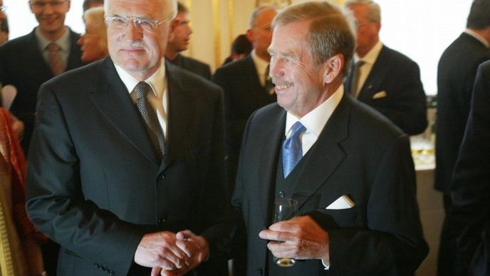 Václav Havel se svým nástupcem Václavem Klausem v roce 2008