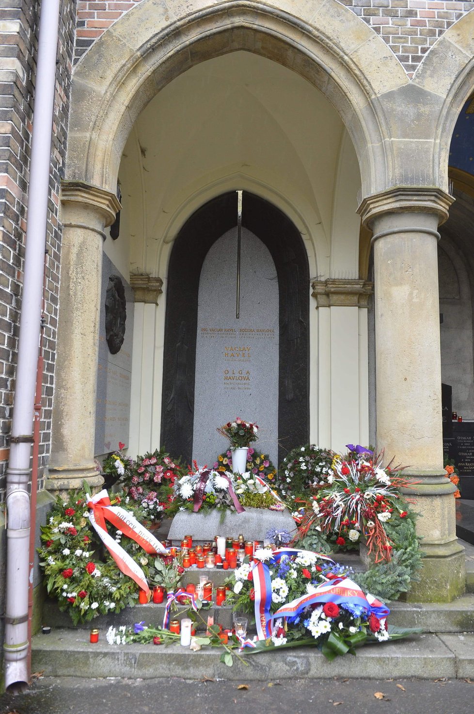 Hrob prezidenta Václava Havla zaplavily věnce, květiny a svíčky