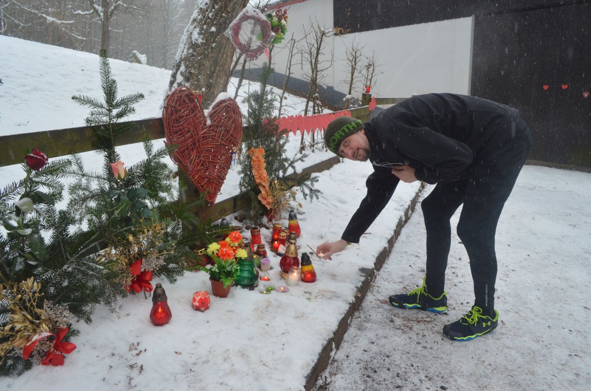 Z 13 kilometrů vzdáleného Trutnova zaběhl na Hrádeček zapálit svíčku na památku exprezidenta Havla Zdeněk Vojtíšek.