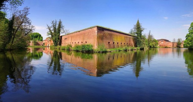 Citadela v Berlíně-Spandau, obklopená řekou Havel