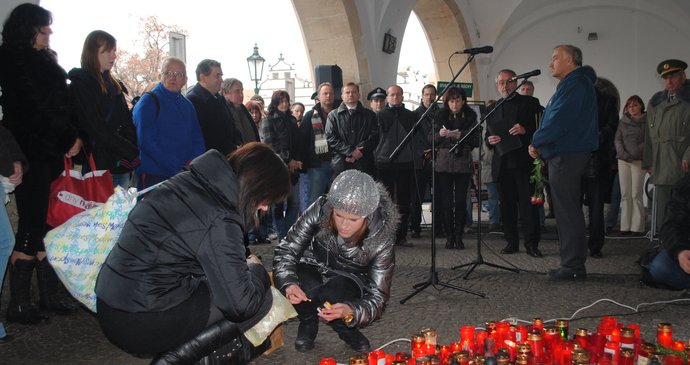 Lidé u litoměřické radnice zapalovali svíce a pokládali květiny