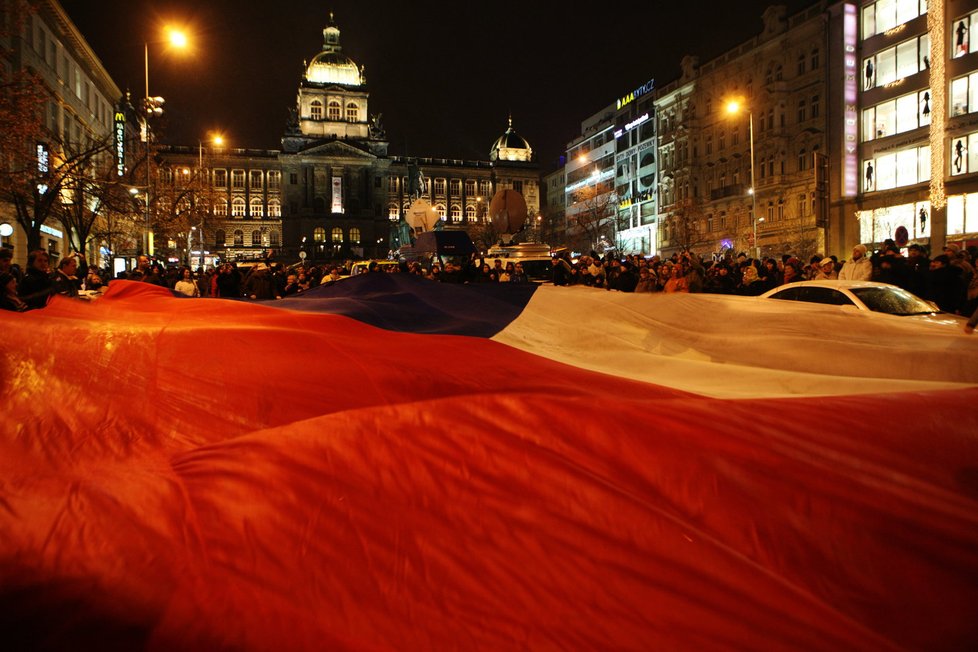 Na Václavském námšstí přes sebe lidé natáhli obrovskou vlajku