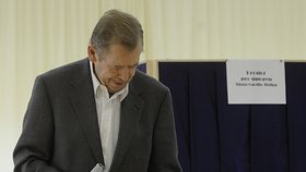 Bývalý český prezident Václav Havel odvolil v pražských Střešovicích.