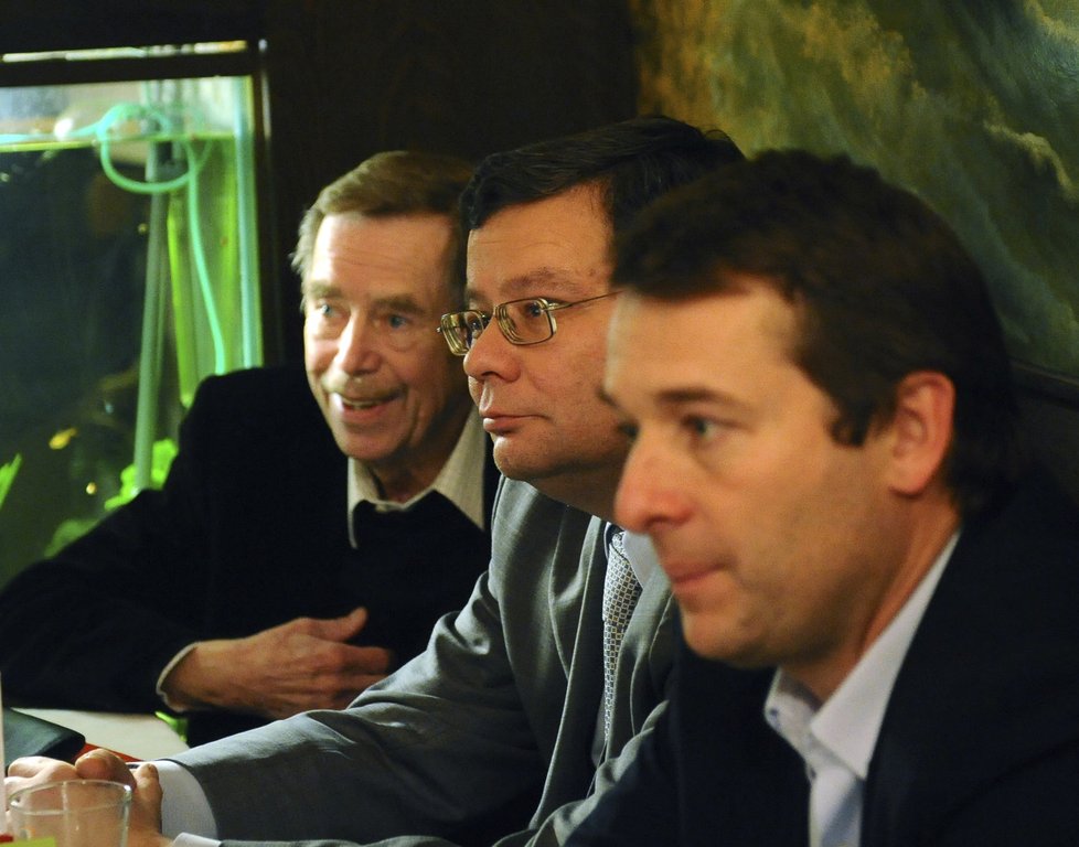 Václav Havel označil Šimona Pánka za jasného kandidáta na prezidenta ČR. Zleva: Václav Havel, Alexandr Vondra a Šimon Pánek