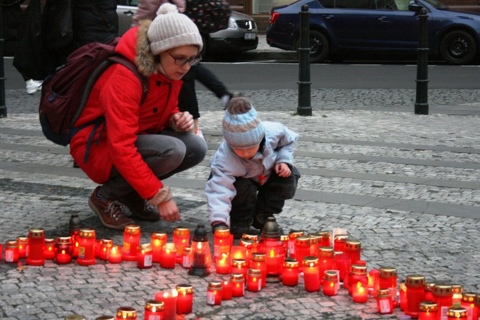 Na Jungmannově náměstí se zapalovaly svíčky během výročí úmrtí Václava Havla.