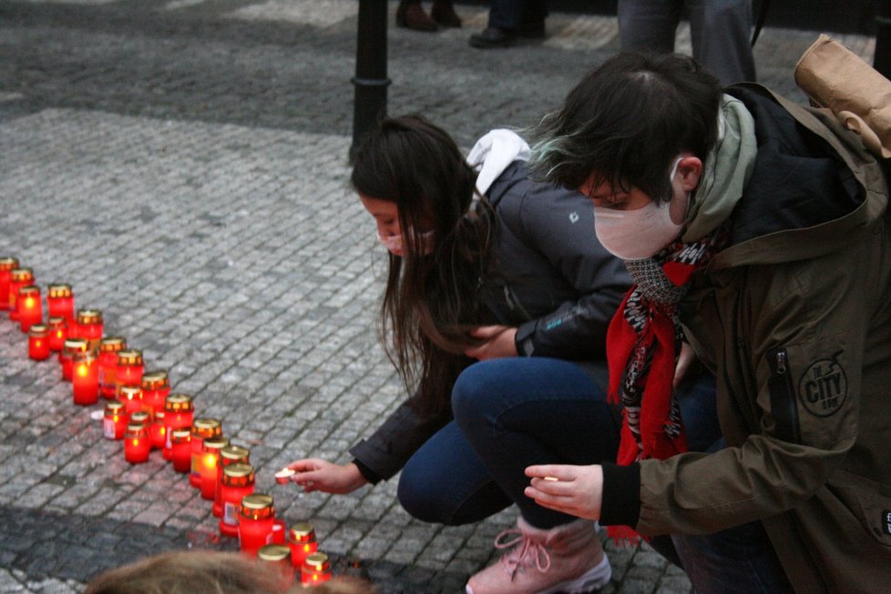 Na Jungmannově náměstí se zapalovaly svíčky během výročí úmrtí Václava Havla.