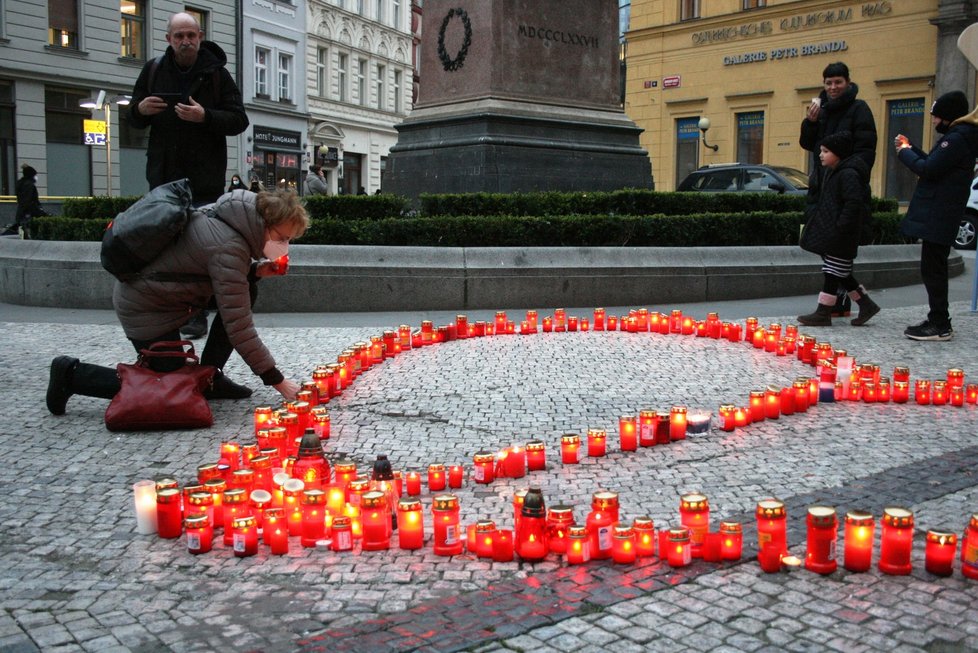 Na Jungmannově náměstí se zapalovaly svíčky během výročí úmrtí Václava Havla.