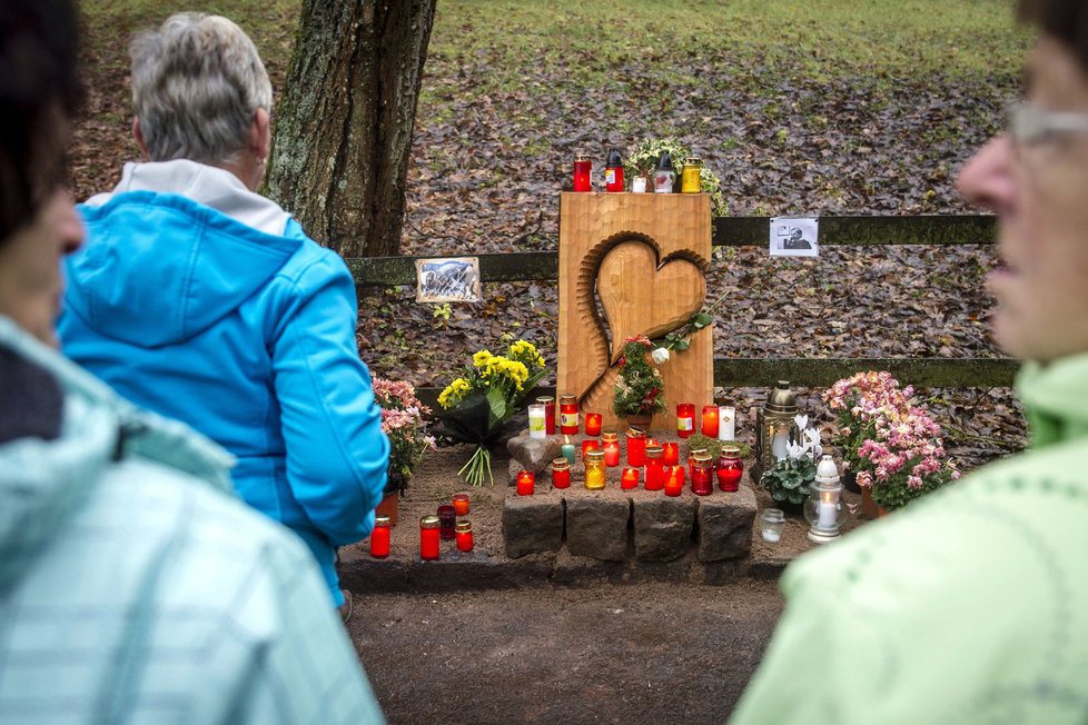 Desítky hořících svíček, různá srdce a květiny připomínaly 18. prosince dopoledne na Hrádečku na Trutnovsku bývalého prezidenta Václava Havla, který zde před čtyřmi roky zemřel.
