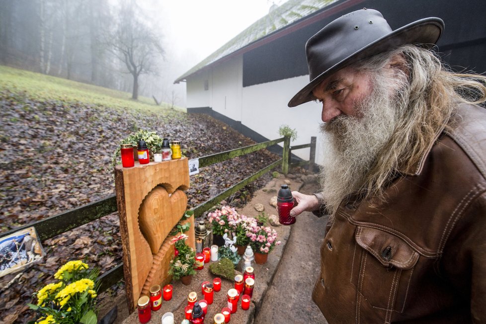 Desítky hořících svíček, různá srdce a květiny připomínaly 18. prosince dopoledne na Hrádečku na Trutnovsku bývalého prezidenta Václava Havla, který zde před čtyřmi roky zemřel.