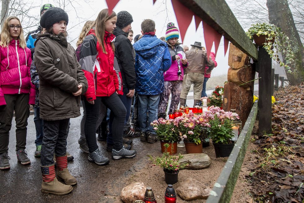 Lidé zapalovali 18. prosince svíčky u chalupy na Hrádečku na Trutnovsku, kde před čtyřmi lety zemřel bývalý prezident Václav Havel.