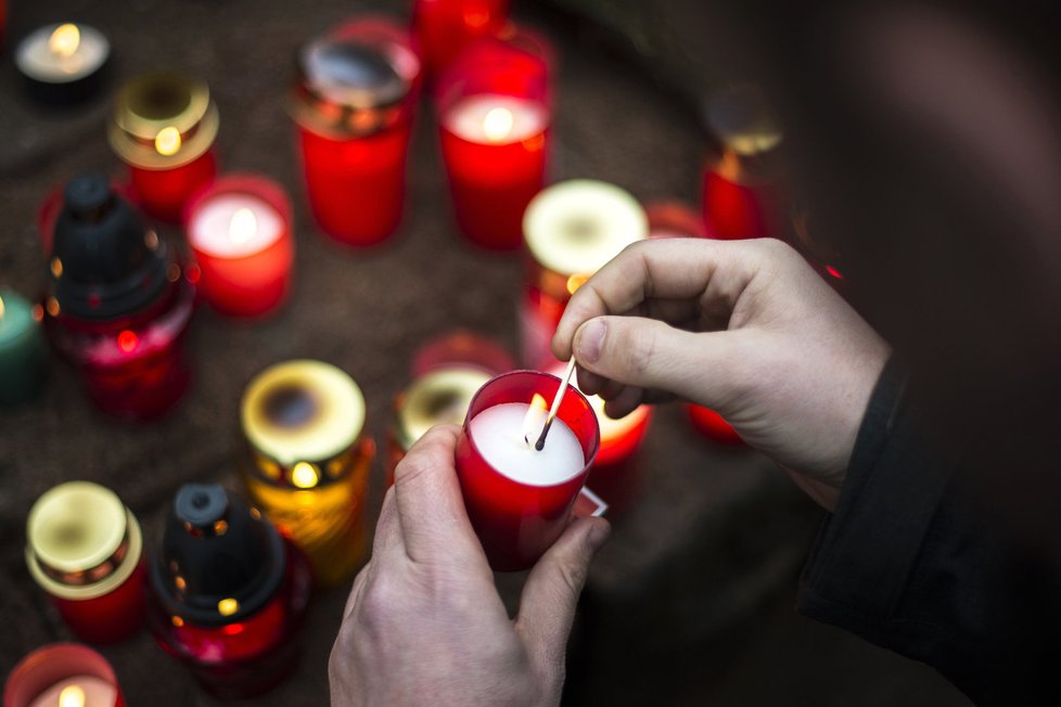 Lidé zapalovali 18. prosince svíčky u chalupy na Hrádečku na Trutnovsku, kde před čtyřmi lety zemřel bývalý prezident Václav Havel.