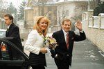 4. ledna 1997: Václav Havel a Dagmar zdraví novináře poté, co byli oddáni v Praze na Žižkově.