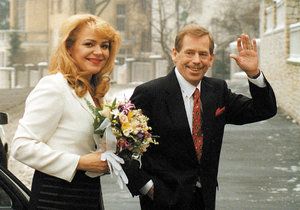 4. ledna 1997: Václav Havel a Dagmar zdraví novináře poté, co byli oddáni v Praze na Žižkově.