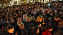 Lidé v ulicích uctili památku Václava Havla