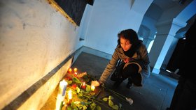 Lidé zapalují svíčky i na pražské  Národní třídě