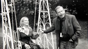 2010 - Tato fotka byla zachycena během natáčení filmu Odcházení. Podle Škáchy měl Havel v životě tři ženy: matku, Olgu a právě Dagmar
