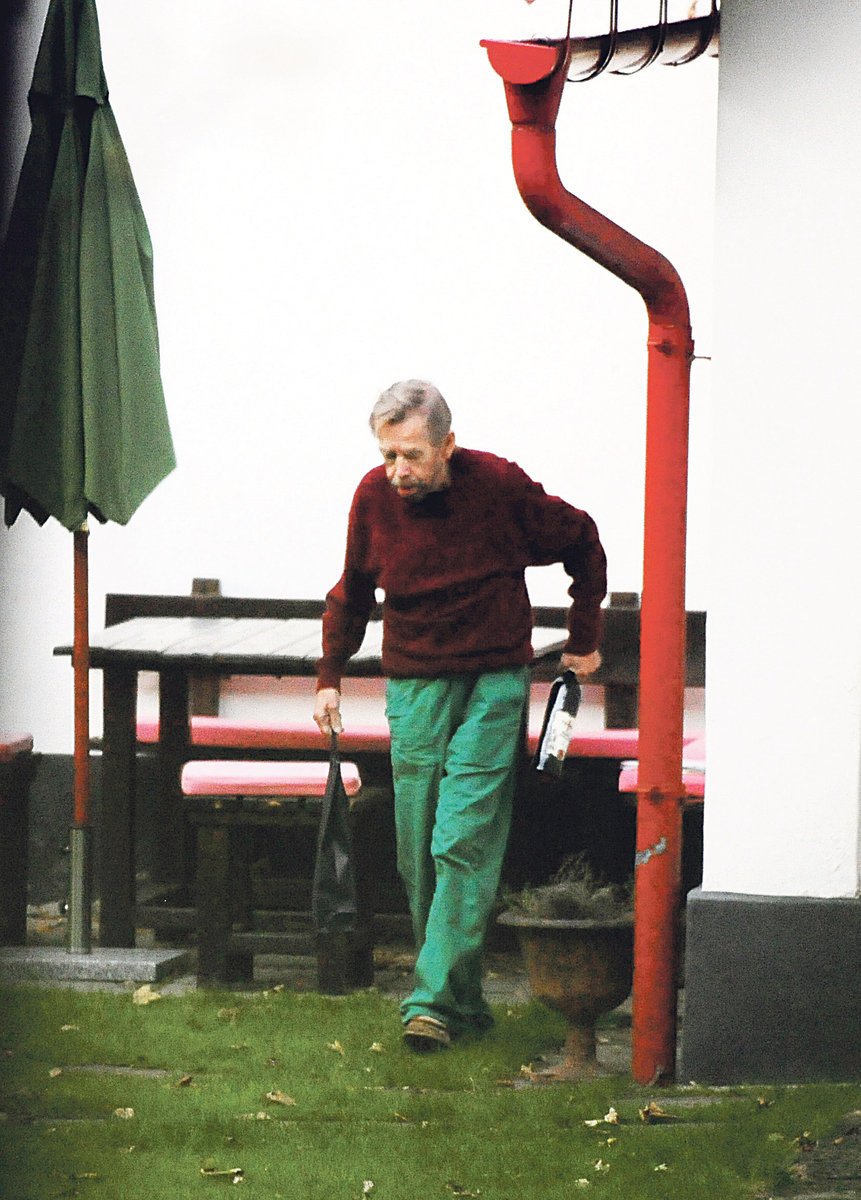 Navzdory chatrnému zdraví byl Václav Havel včera na Hrádečku bez paní Dagmar a přijímal první dary k 75. narozeninám