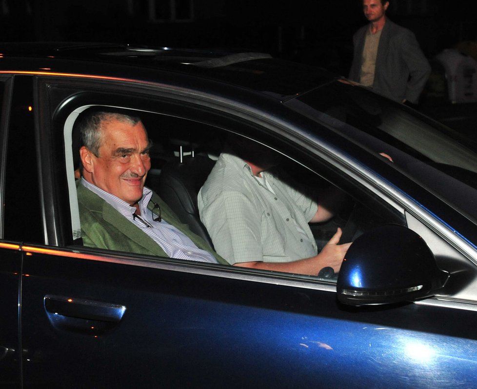 Karel Schwarzenberg přijel na oslavu s natěšeným výrazem