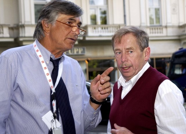 Václav Havel a Jiří Bartoška na karlovarském festivalu v roce 2004