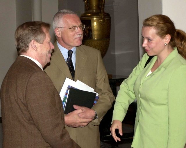 Václav Havel s Václavem Klausem a Petrou Buzkovou v roce 2001