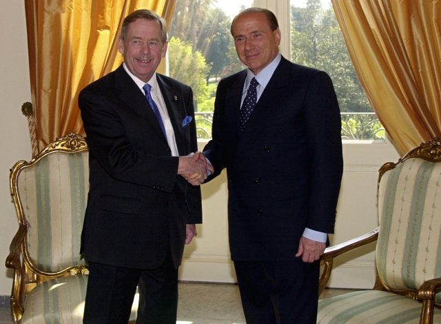 Václav Havel se italským premiérem Silvio Berlusconim v roce 2002