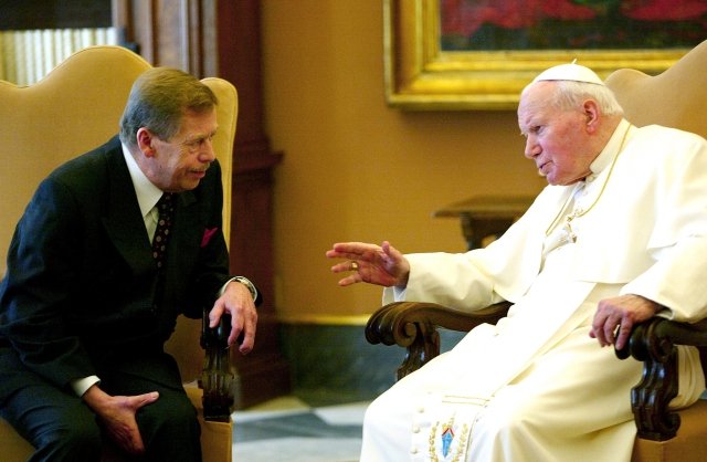 Václav Havel s papežem Janem Pavlem II. v roce 2002. Svatý muž zemřel o tři roky později