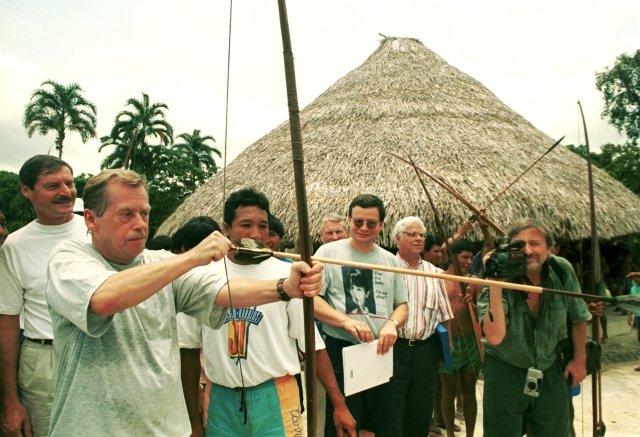 Václav Havel se v roce 1996 učil od indiánů v Brazíli střílet z luku