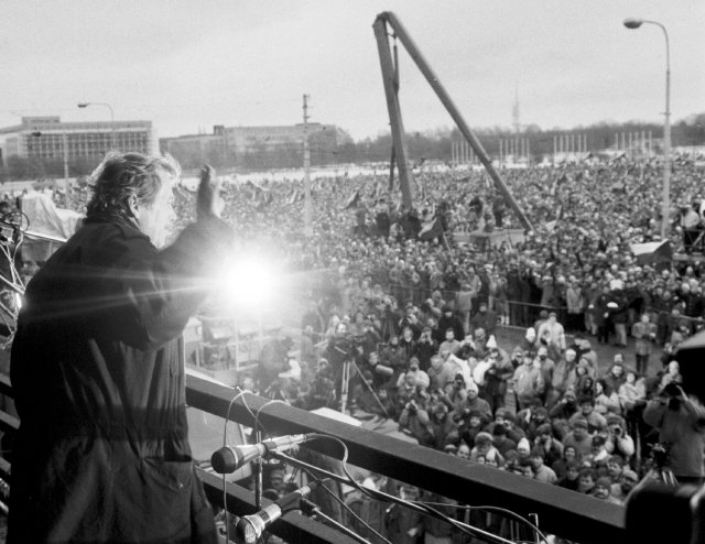 Václav Havel zdraví lid, který se sešel těsně po převratu 26. listopadu v roce 1989 na Letenském náměstí