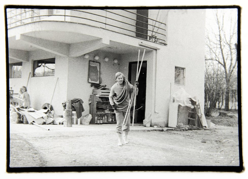 1971 - Havel pomáhá příteli Kohoutovi rekonstruovat sázavskou vilu