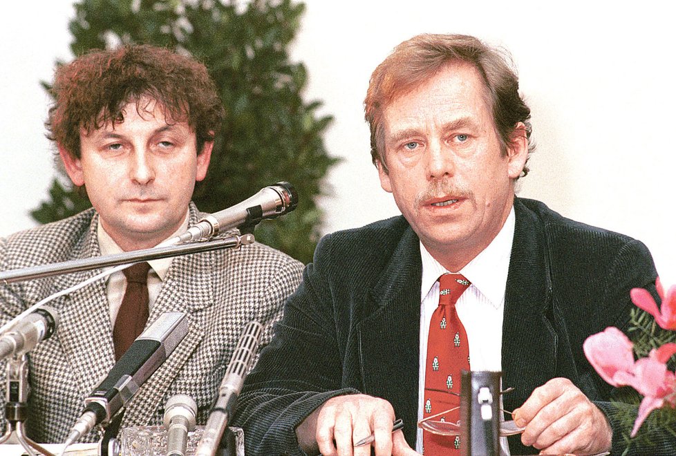 S Michaelem Žantovským, který se stal Havlovým tiskovým mluvčím v roce 1990, se prezident cítil ve velkém světě jistější