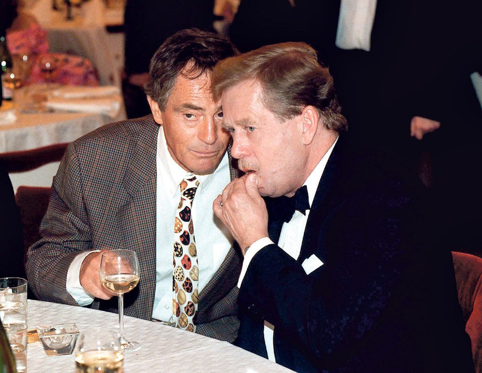Rok 1995: Václav Havel si s kamarádem Janem Třískou šušká u dvojky bílého o Dáše...