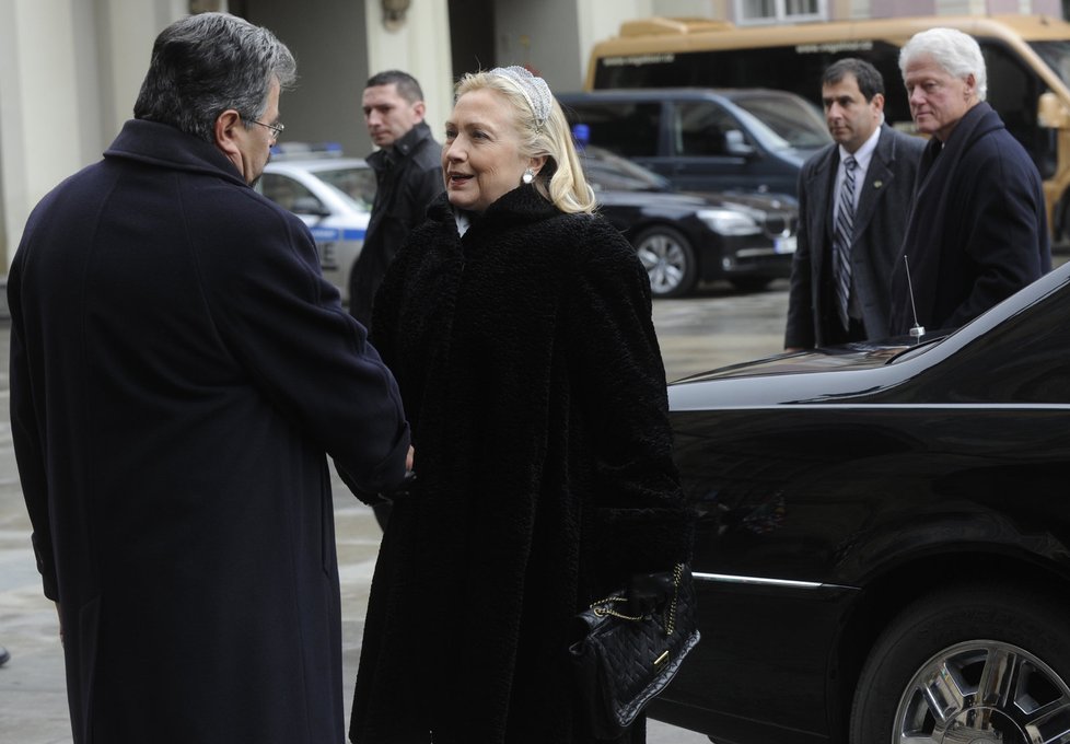 Příjezd Hillary a Billa Clintonových k Pražskému Hradu