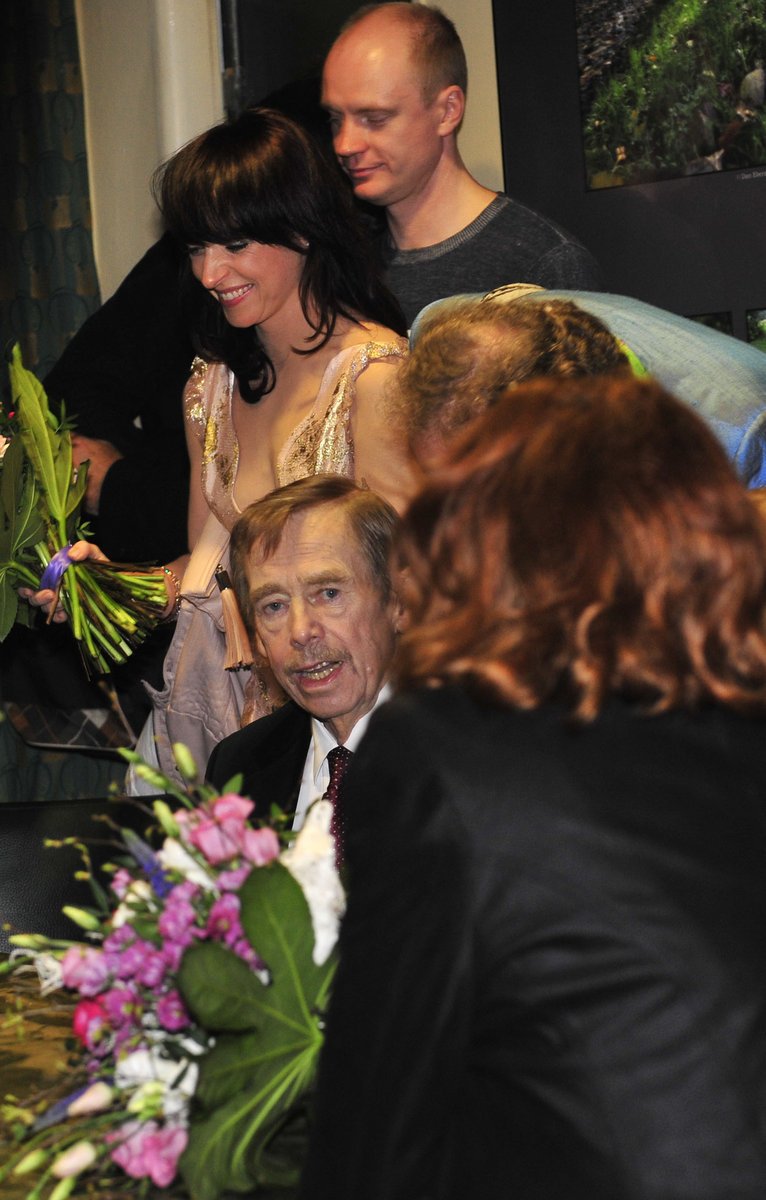 Havel obklopen ženami a květinami