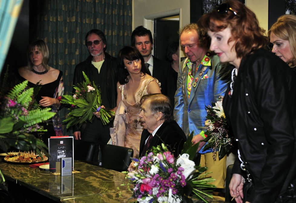 Havel obklopen herci, kteří si zahráli v jeho filmu Odcházení