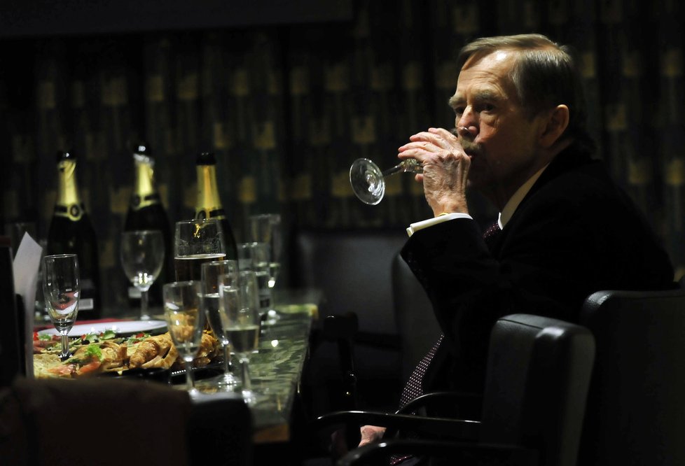 Havel si dal skleničku, aby oslavil svůj úspěch