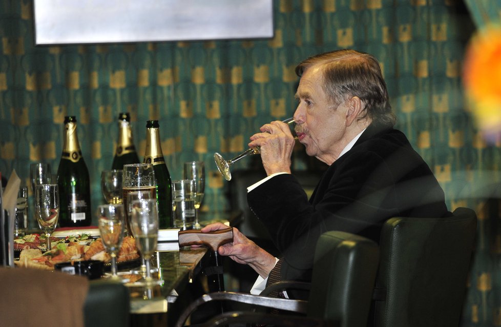 Havel v salónku pil šampaňské
