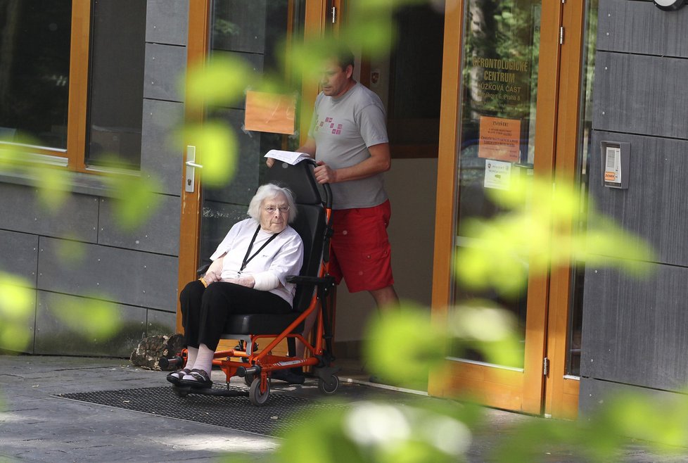 Libuše Havelková při převozu na kontrolní vyšetření