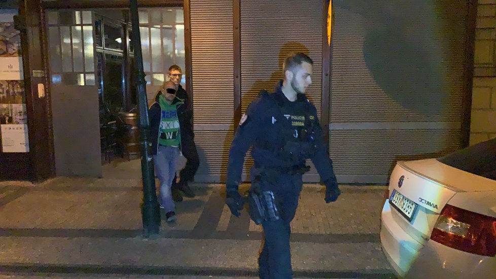 Pražští policisté přistihli při činu dva zloděje, kteří se snažili vloupat do luxusních apartmánů v centru Prahy.