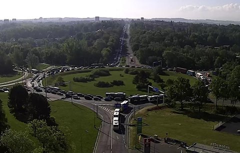 Kolaps Havířova! Silničáři frézují „kruháč“, řidiči v autech stojí desítky minut