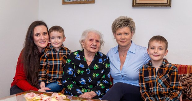 Paní Miroslava z Havířova oslavila 100 let. Gratulovala ji pravnučka s prapravnuky i primátorka Iveta Kočí Palkovská.