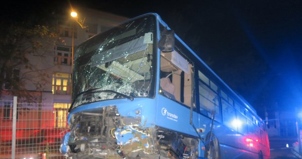 V Havířově se střetl autobus s náklaďákem. Sedm lidí bylo zraněno.