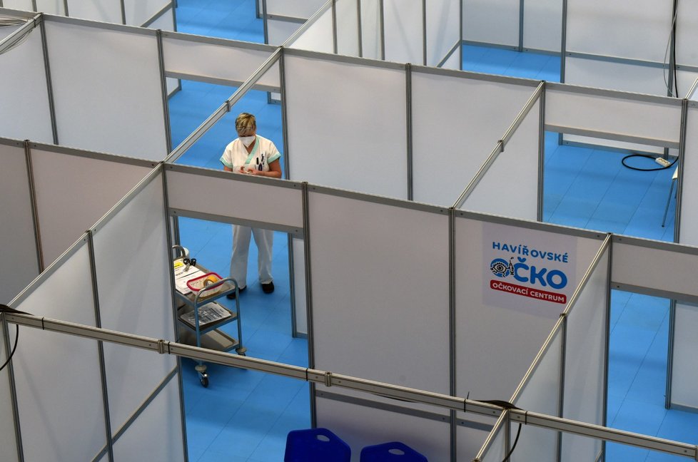 Ve sportovní hale Havířově na Karvinsku budují velkokapacitní očkovací centrum, které se má otevřít v příštím týdnu (19. 3. 2021)