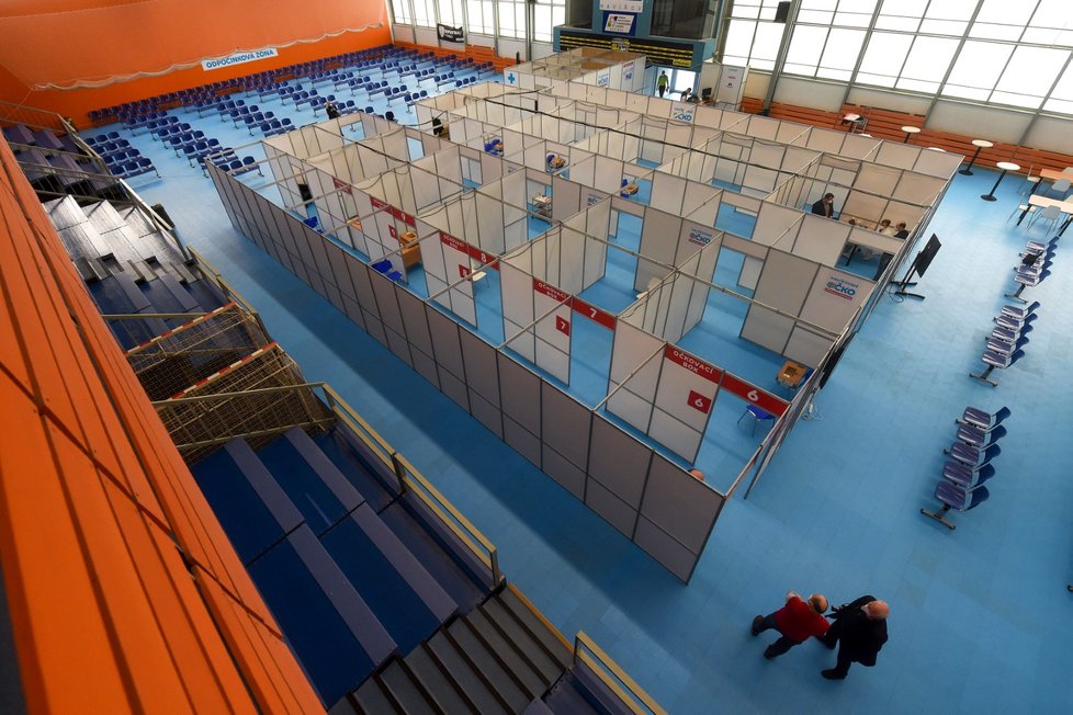 V Havířově na Karvinsku dokončují velkokapacitní očkovací centrum v městské sportovní hale Slávie (19. 3. 2021).
